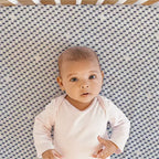 Matelas de lit de bébé et de tout-petit double face Simmons Kids – Radiant Sky : Ferme, mousse haute densité, housse imperméable, 3,8 kg