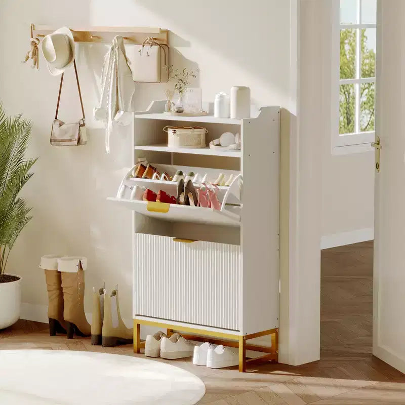 Meuble à chaussures en bois pour entrée avec 2 tiroirs basculants et étagère de rangement ouverte, niveaux réglables, poignées en métal doré et panneau cannelé
