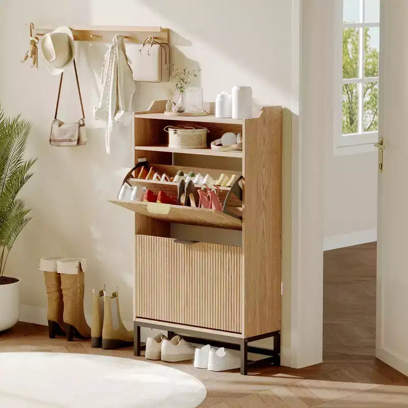 Meuble à chaussures en bois pour entrée avec 2 tiroirs basculants et étagère de rangement ouverte, niveaux réglables, poignées en métal doré et panneau cannelé