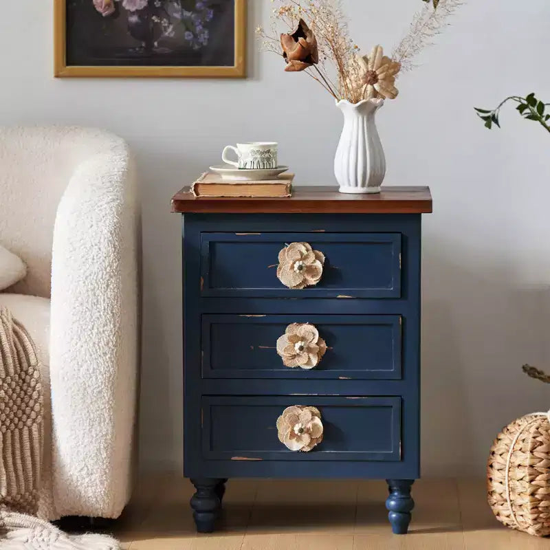 Table de Chevet ModernLuxe avec 3 Tiroirs et Poignées Florales, Table d'Appoint de Style Ferme Vintage pour Chevet ou Canapé