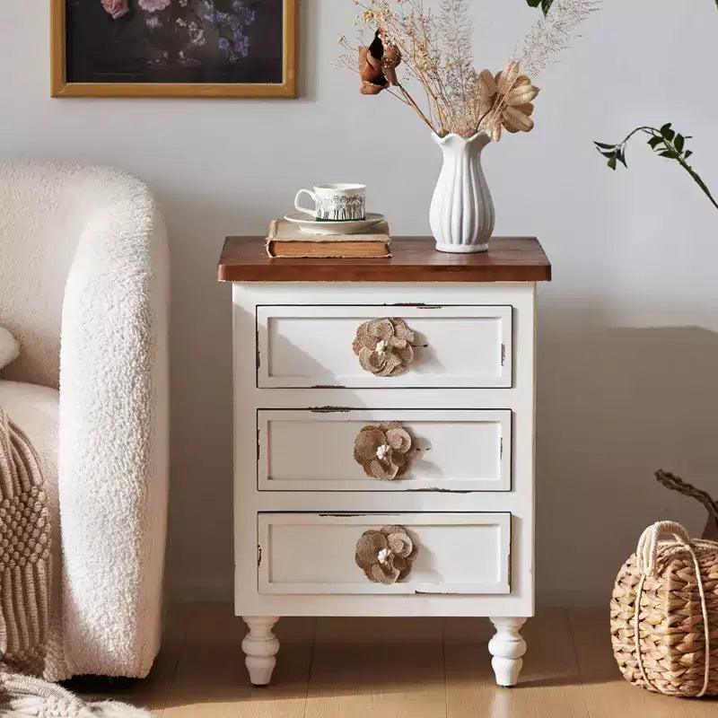 Table de Chevet ModernLuxe avec 3 Tiroirs et Poignées Florales, Table d'Appoint de Style Ferme Vintage pour Chevet ou Canapé