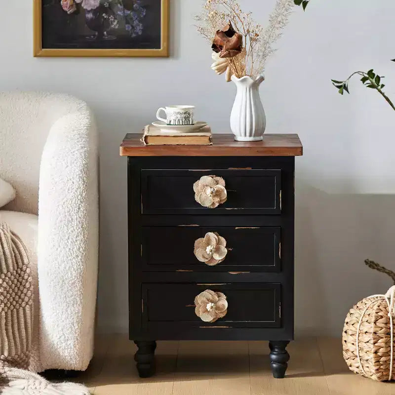Table de Chevet ModernLuxe avec 3 Tiroirs et Poignées Florales, Table d'Appoint de Style Ferme Vintage pour Chevet ou Canapé