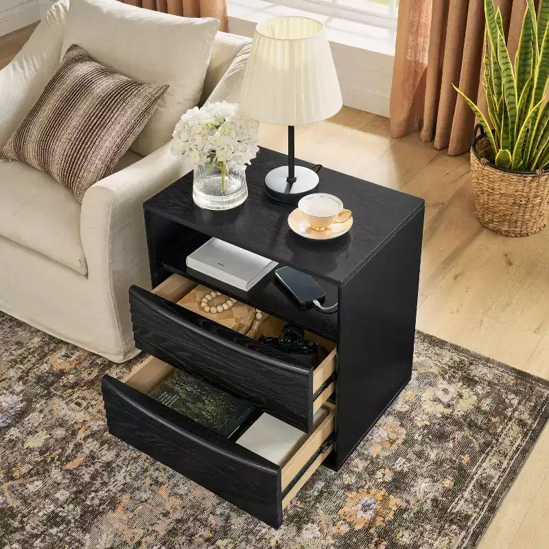 Table de Chevet Mid-Century Moderne avec Station de Recharge, Trou de Prise, 2 Tiroirs en Bois Massif, Étagère Ouverte, Table d'Appoint pour Salon ou Dortoir