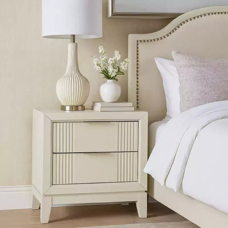 Table de chevet Royal Hampton, 2 tiroirs, bois massif finition blanc antique, 68,5 cm