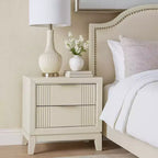 Table de chevet Royal Hampton, 2 tiroirs, bois massif finition blanc antique, 68,5 cm