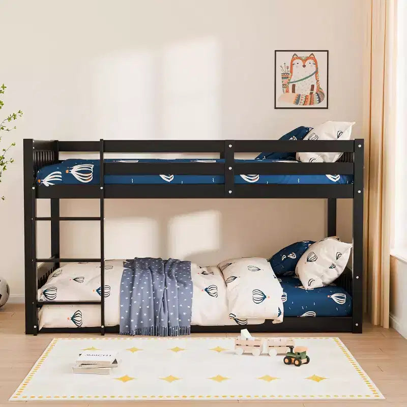 JOYMOR Lit superposé bas en bois massif pour enfants/juniors, cadre de lit superposé avec garde-corps et échelle pour garçons et filles, sommier tapissier non requis (Noir)