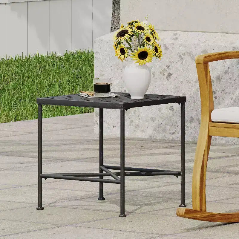 Table d'appoint minimaliste Okak avec cadre en métal et conception renforcée, table d'appoint avec plateau tissé, table d'appoint pour salon, patio, noir