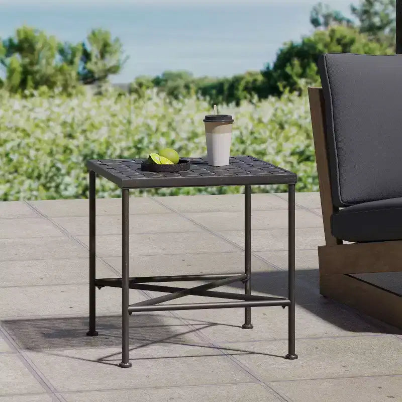 Table d'appoint minimaliste Okak avec cadre en métal et conception renforcée, table d'appoint avec plateau tissé, table d'appoint pour salon, patio, noir