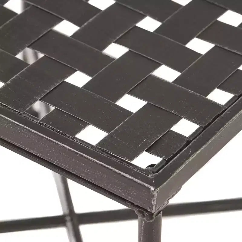Table d'appoint minimaliste Okak avec cadre en métal et conception renforcée, table d'appoint avec plateau tissé, table d'appoint pour salon, patio, noir
