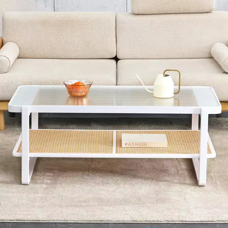 Table basse à deux niveaux en bois avec plateau en verre et bordure style rotin, pour salon ou chambre à coucher