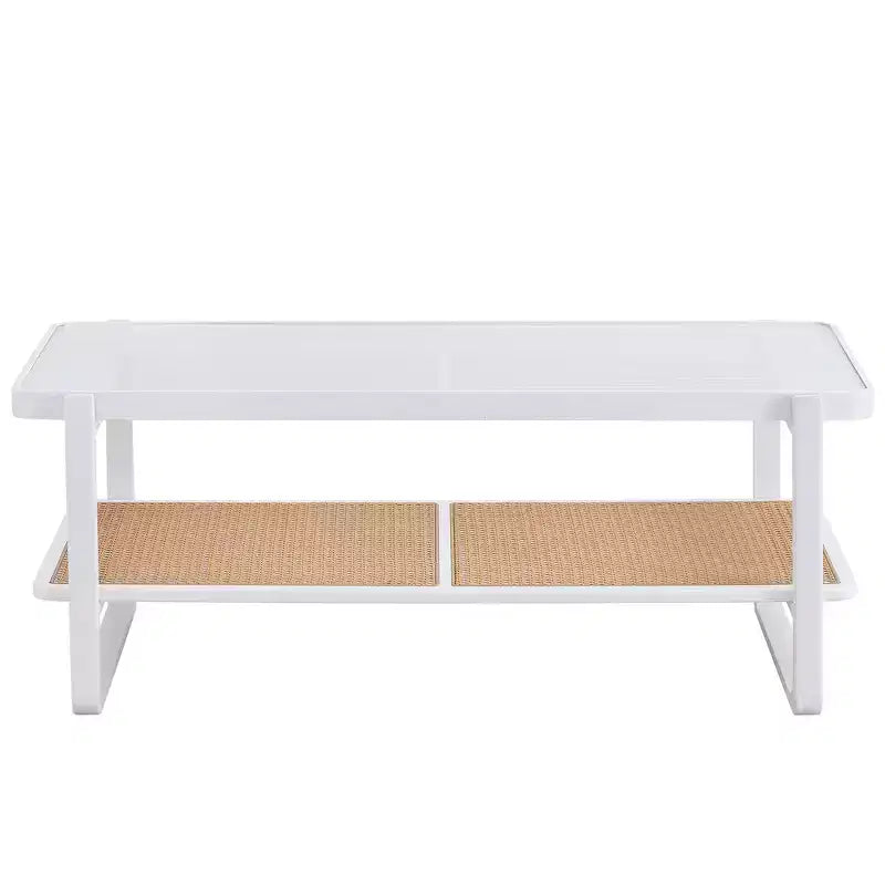 Table basse à deux niveaux en bois avec plateau en verre et bordure style rotin, pour salon ou chambre à coucher