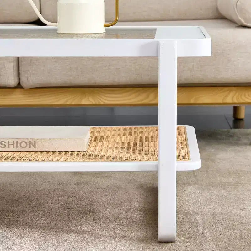 Table basse à deux niveaux en bois avec plateau en verre et bordure style rotin, pour salon ou chambre à coucher
