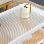 Table basse à deux niveaux en bois avec plateau en verre et bordure style rotin, pour salon ou chambre à coucher