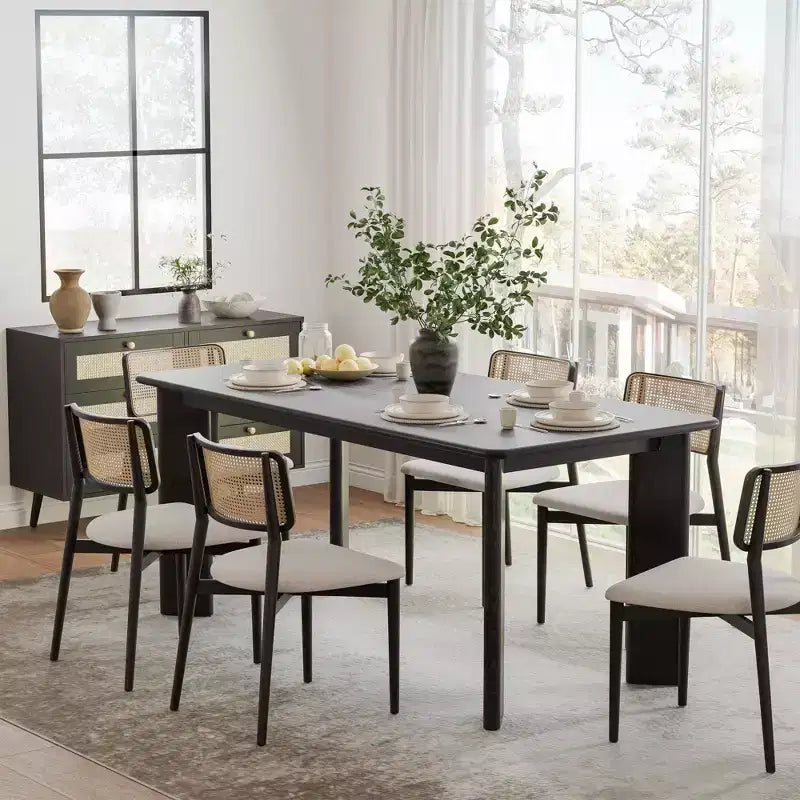 Table à manger carrée noire de 170 cm pour plusieurs personnes, idéale pour la salle à manger et le salon.