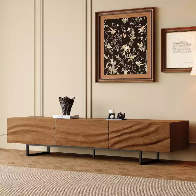 Meuble TV Luck Live 82.83 de style moderne du milieu du siècle en bois massif – 3 tiroirs, pieds en métal et trous de ventilation