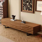 Meuble TV Luck Live 82.83 de style moderne du milieu du siècle en bois massif – 3 tiroirs, pieds en métal et trous de ventilation