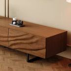 Meuble TV Luck Live 82.83 de style moderne du milieu du siècle en bois massif – 3 tiroirs, pieds en métal et trous de ventilation
