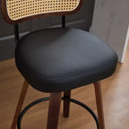 Homy Casa - Ensemble de 3 tabourets de bar pivotants à hauteur de comptoir, dossier en rotin avec assise rembourrée, pieds en bois de noyer, hauteur d'assise de 65 cm