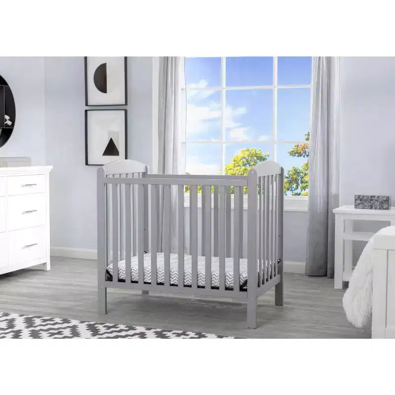 Mini-berceau Delta Children Sprout avec hauteur réglable et matelas