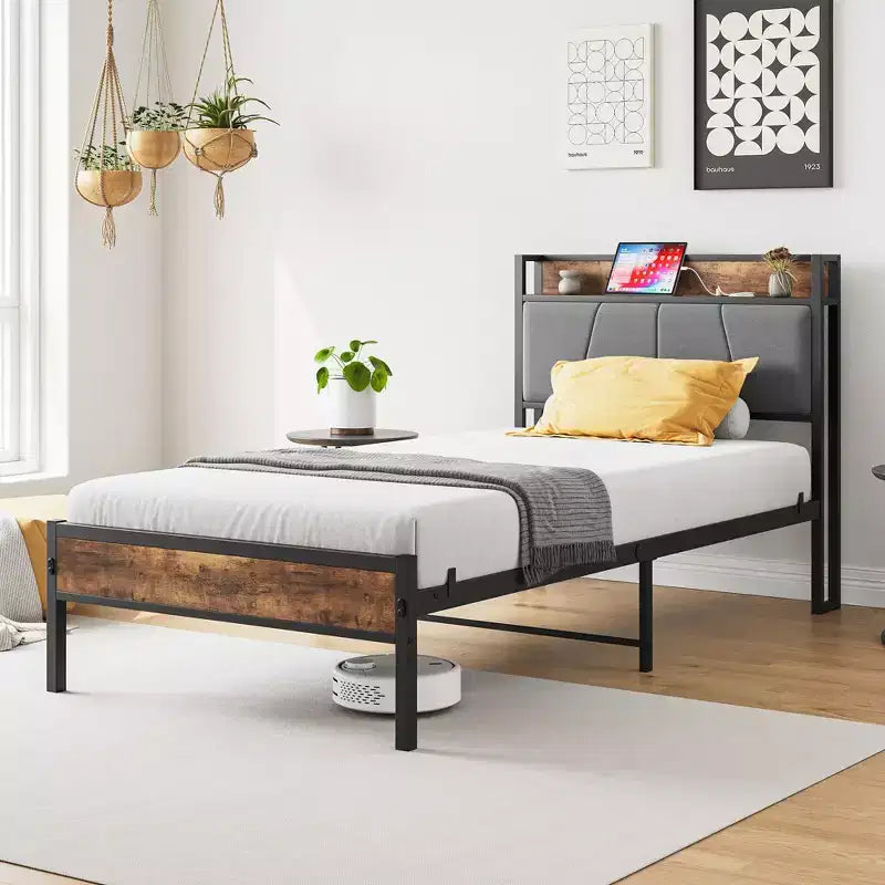 Cadre de lit double Okak avec tête de lit de rangement, lit plateforme en bois massif avec station de recharge pour chambre à coucher, marron