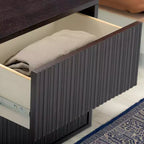 Table de chevet à 2 tiroirs Teamson Home Tremolo, style bohème moderne, en bois massif avec façades cannelées contemporaines
