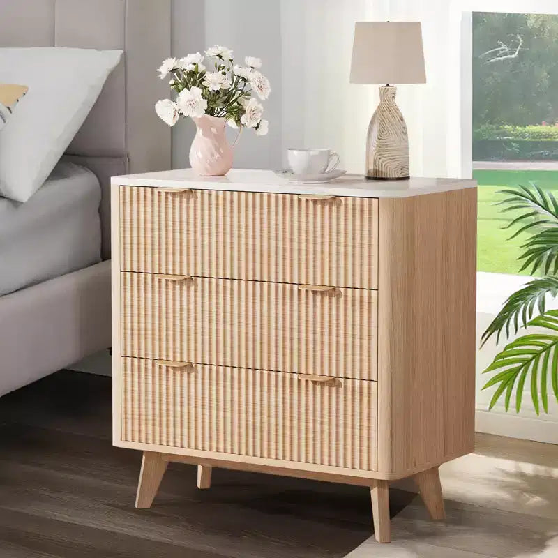 Tables de chevet modernes cannelées de 32 po de largeur avec plateau en faux marbre, table de chevet à 3 tiroirs, grande table de chevet pour chambre à coucher, salon, couloir, design profilé, chêne