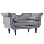 Banc en velours Christopher Knight Home Baird avec garniture cloutée et bras incurvés, 2 oreillers et pieds en bois