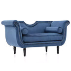 Banc en velours Christopher Knight Home Baird avec garniture cloutée et bras incurvés, 2 oreillers et pieds en bois