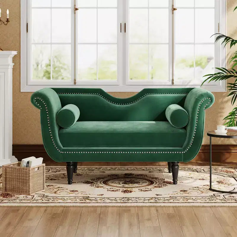 Banc en velours Christopher Knight Home Baird avec garniture cloutée et bras incurvés, 2 oreillers et pieds en bois