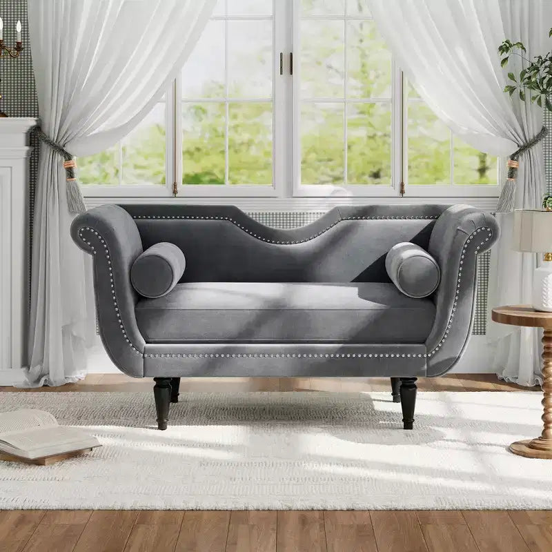 Banc en velours Christopher Knight Home Baird avec garniture cloutée et bras incurvés, 2 oreillers et pieds en bois