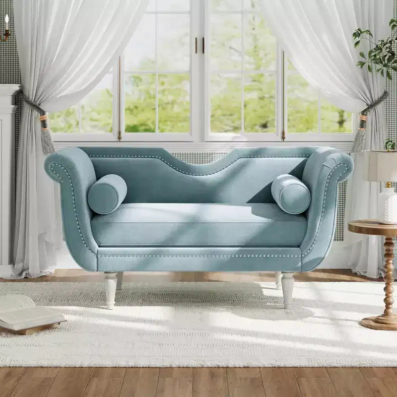 Banc en velours Christopher Knight Home Baird avec garniture cloutée et bras incurvés, 2 oreillers et pieds en bois