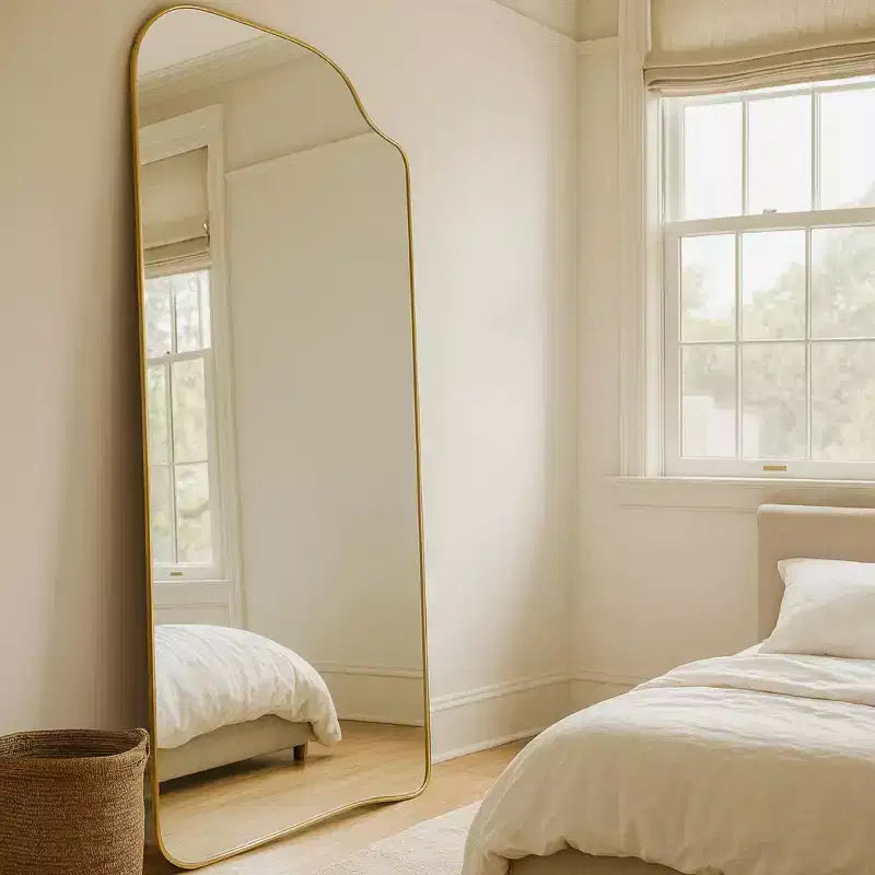Miroir Ellara Gold asymétrique pleine longueur, cadre doré incurvé irrégulier 65'' H x 35'' Grand miroir doré pleine longueur à suspendre pour chambre, salon