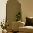 Miroir Ellara Gold asymétrique pleine longueur, cadre doré incurvé irrégulier 65'' H x 35'' Grand miroir doré pleine longueur à suspendre pour chambre, salon
