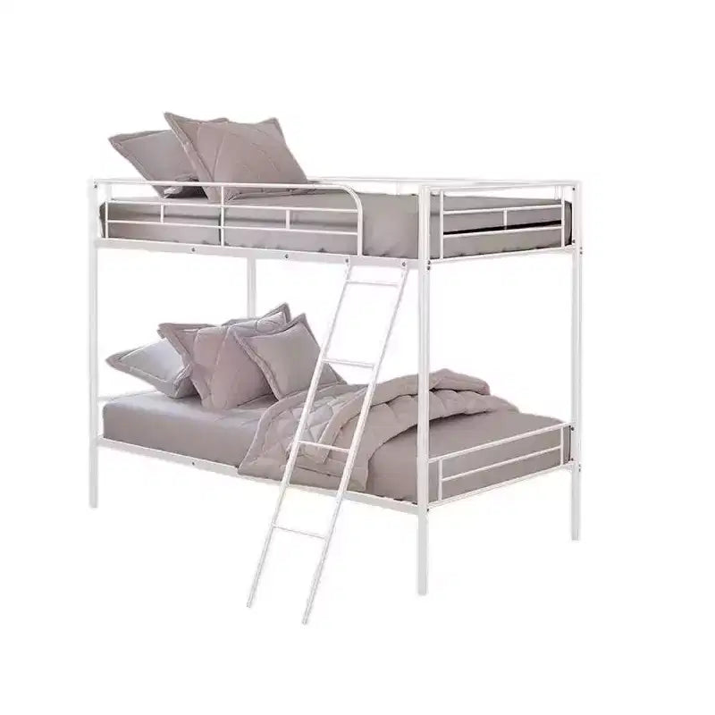 Lit superposé Royal Hampton, deux lits jumeaux, cadre en métal blanc, échelle inclinée attachée