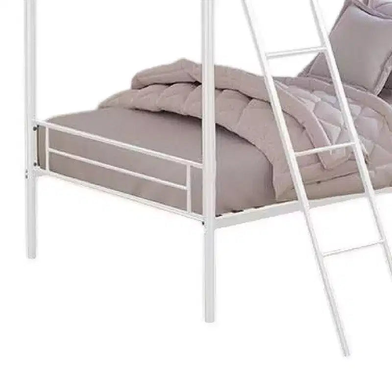 Lit superposé Royal Hampton, deux lits jumeaux, cadre en métal blanc, échelle inclinée attachée