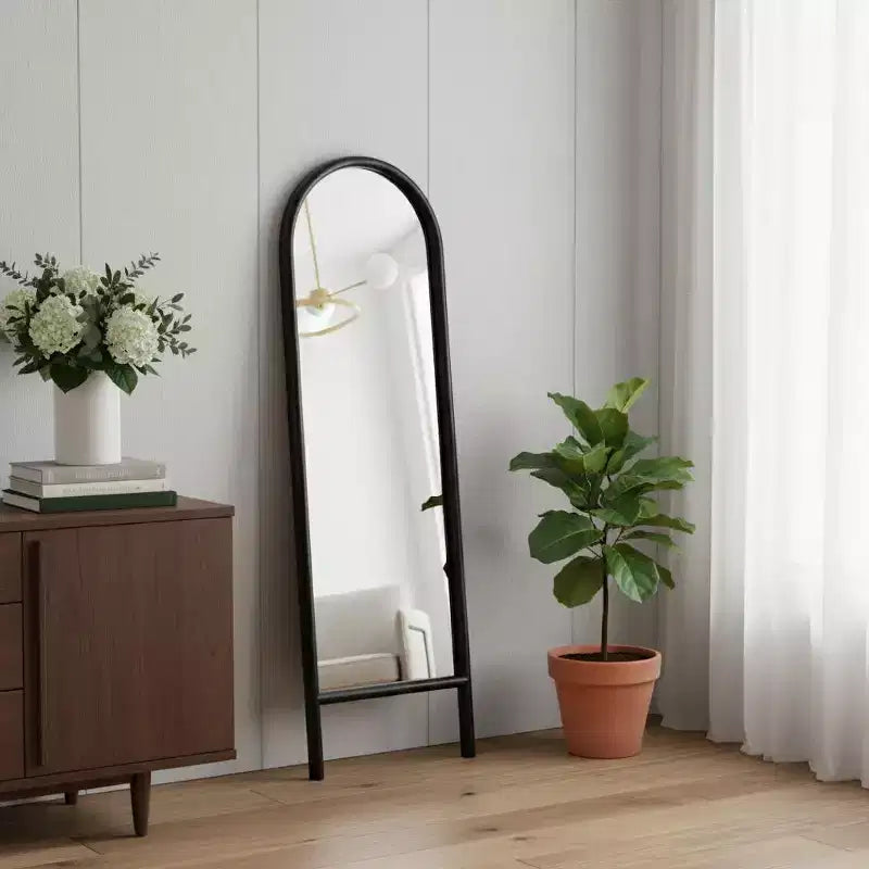 Miroir sur pied HomeRoots 64" en bois massif noir, cadre arche et échelle penchée
