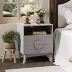 Tables de Chevet en Bois Cannelé avec Station de Charge, 2 Tiroirs et Étagère Ouverte pour Chambre ou Salon