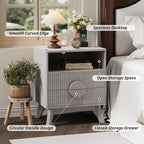 Tables de Chevet en Bois Cannelé avec Station de Charge, 2 Tiroirs et Étagère Ouverte pour Chambre ou Salon