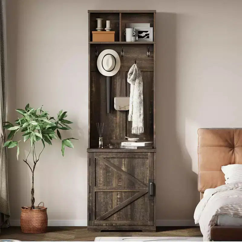Meuble à chaussures de style rustique pour entrée avec rangement compact pour manteaux, doté de 5 patères, comprend un espace de rangement pour chaussures, idéal pour les entrées et les couloirs.
