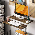 Bureau Debout HOMCOM avec Prises Électriques, Bureau Réglable en Hauteur avec Plateau Inclinable, Roues Verrouillables, Étagère, pour Bureau à Domicile