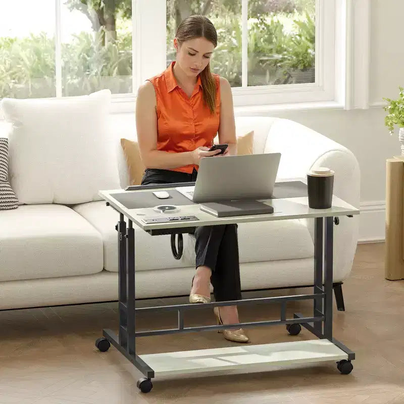 Bureau Debout HOMCOM avec Prises Électriques, Bureau Réglable en Hauteur avec Plateau Inclinable, Roues Verrouillables, Étagère, pour Bureau à Domicile