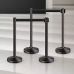 Poteau de Guidage VEVOR, 4 Poteaux de Guidage avec Ceintures Rétractables, Poteaux de File d'Attente Noirs en Acier au Carbone avec Base Creuse à Injection de Sable, Noir