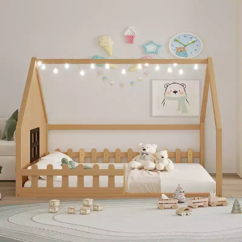 Lit de sol pleine grandeur pour enfants, lit Montessori en bois avec clôture et lumière LED, lit cabane pleine grandeur avec fenêtre et toit pour filles et garçons