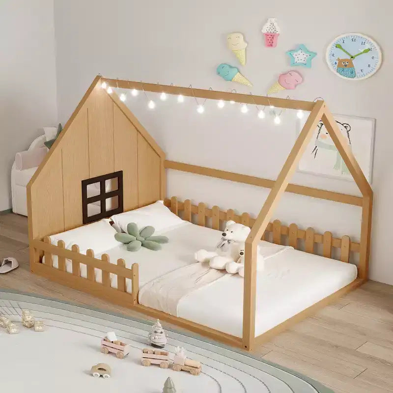 Lit de sol pleine grandeur pour enfants, lit Montessori en bois avec clôture et lumière LED, lit cabane pleine grandeur avec fenêtre et toit pour filles et garçons