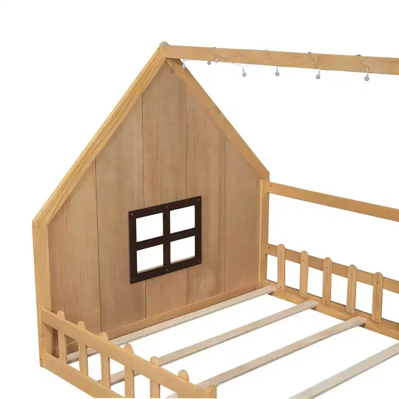 Lit de sol pleine grandeur pour enfants, lit Montessori en bois avec clôture et lumière LED, lit cabane pleine grandeur avec fenêtre et toit pour filles et garçons