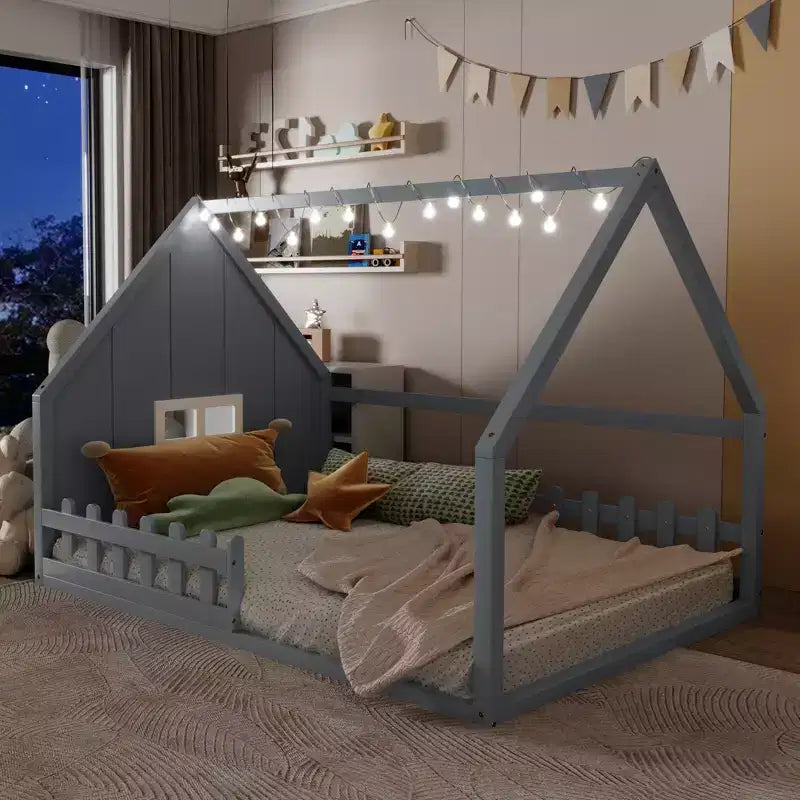 Lit de sol pleine grandeur pour enfants, lit Montessori en bois avec clôture et lumière LED, lit cabane pleine grandeur avec fenêtre et toit pour filles et garçons
