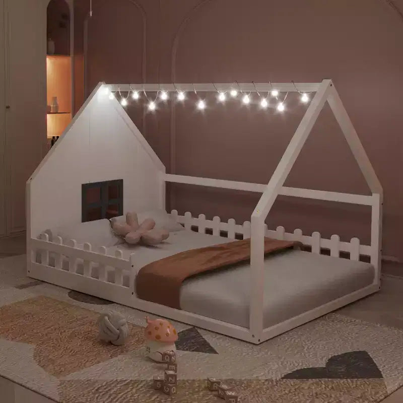 Lit de sol pleine grandeur pour enfants, lit Montessori en bois avec clôture et lumière LED, lit cabane pleine grandeur avec fenêtre et toit pour filles et garçons
