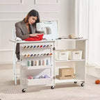 Table de couture pliante avec roulettes, porte-bobines et étagères de rangement, station d'artisanat compacte, blanche