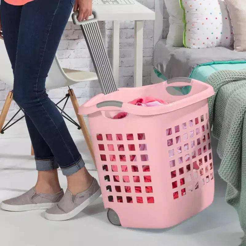 Lot de 4 paniers à linge à roulettes Sterilite Ultra, 60 litres, avec poignées, rose