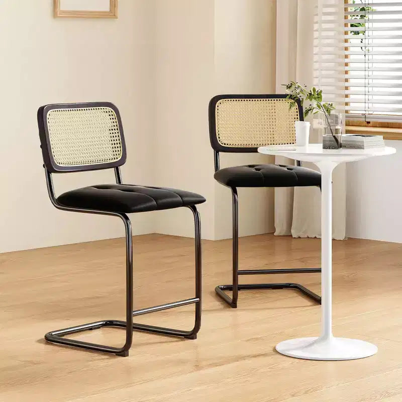 Okak Lot de 2 tabourets de comptoir de 61 cm, tabourets de bar rembourrés en cuir PU avec dossier en rotin naturel, chaises de bar modernes sans accoudoirs pour îlot de cuisine